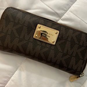 Michael Kors zip up wallet
